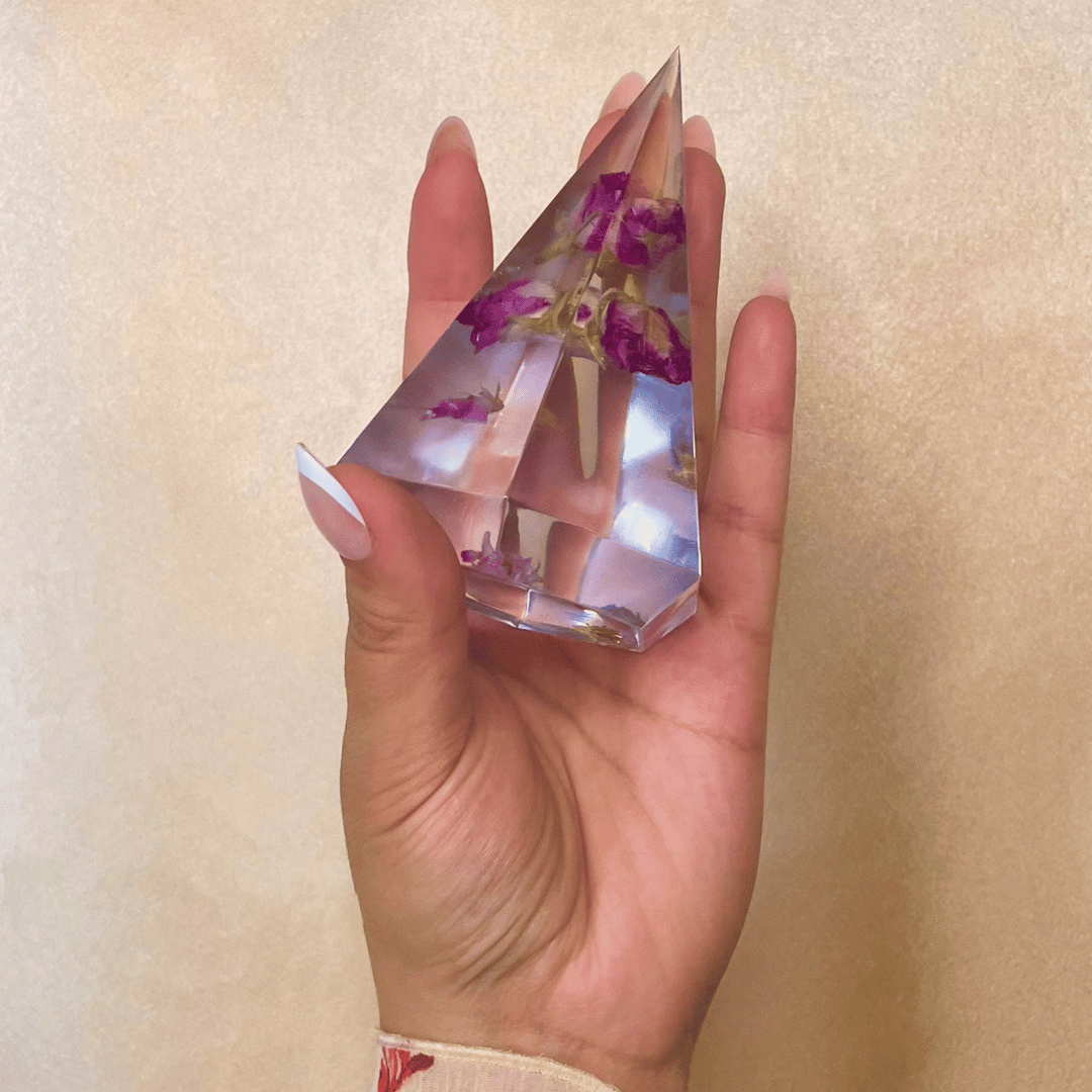 Preserve your wedding bouquet with our beautiful bespoke ring holder which features your special bouquet. Admire your wedding bouquet every time you place your rings on your dresser!