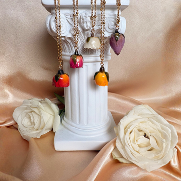 Explore our range of preserved rose bud necklaces in resin on an 18k gold plated chain.