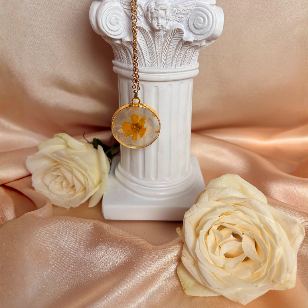 August resin preserved flower 18k gold plated necklace