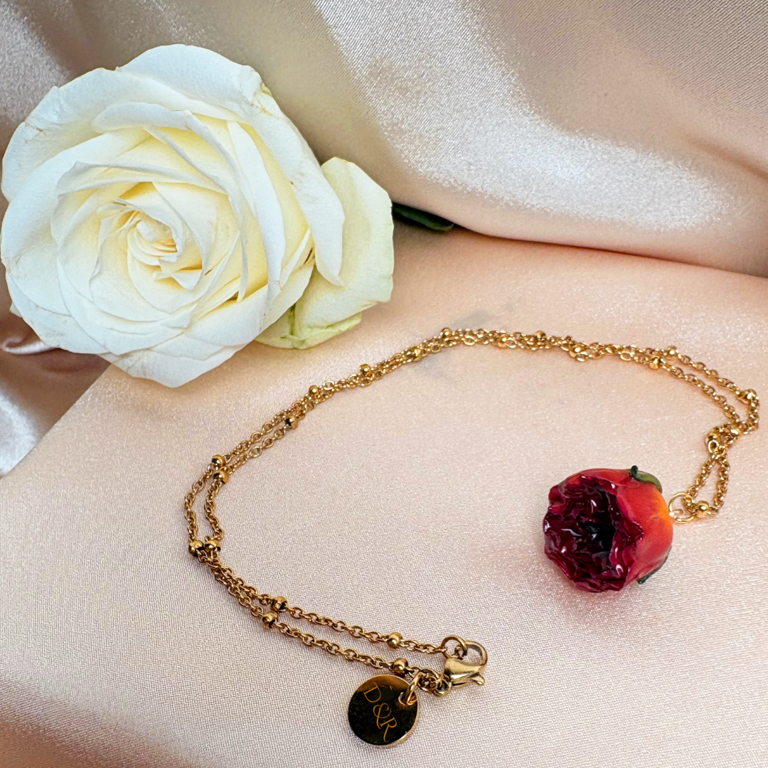 Explore our range of preserved rose bud necklaces in resin on an 18k gold plated chain.