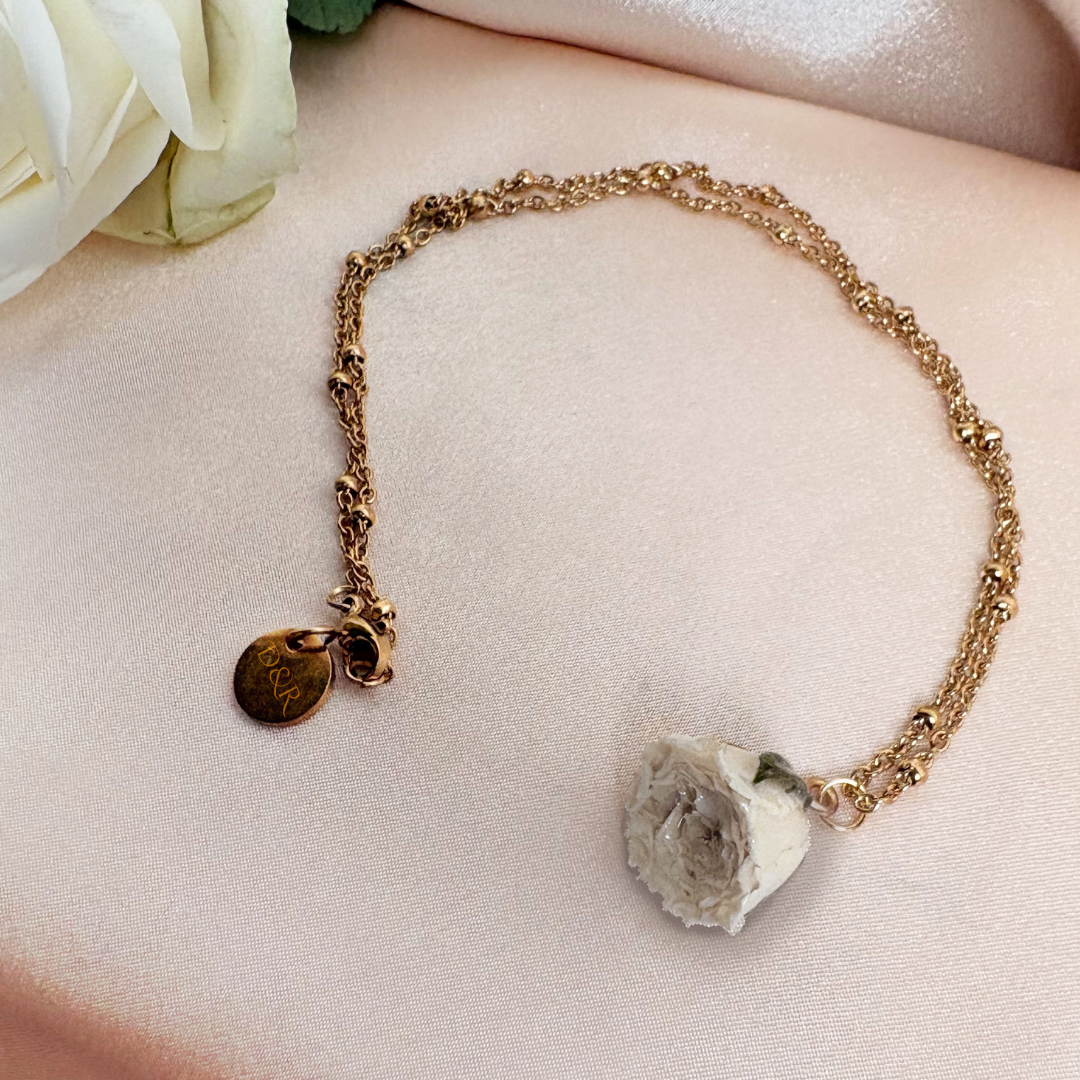 Enjoy our hand-finished preserved resin rose white necklace with 18k gold plated chain, servicing the UK.